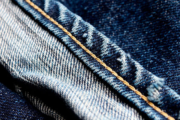 Выцветание джинсов внизу штанин